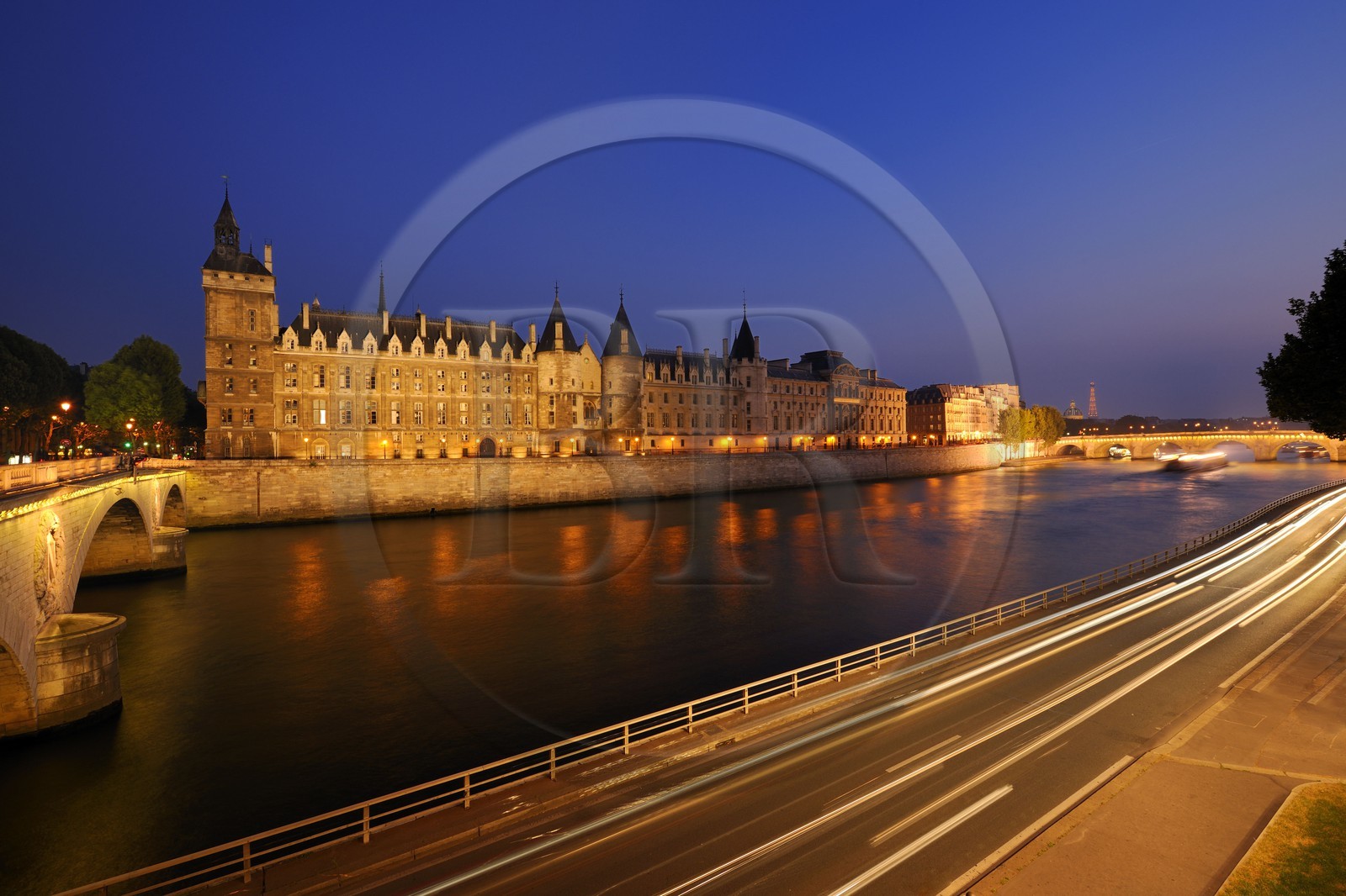 France, Paris (75), les rives de la Seine, classées Patrimoine Mondial de l'UNESCO, la Conciergerie sur l'île de la Cité et le pont au Change