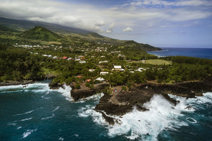 France, Ile de la Reunion, Saint-Joseph, le petit port de la Marine de Langevin dans un couloir naturel de roche basaltique issue d'une ancienne coulée de lave qui a permis l'installation d'un débarcadère (vue aérienne)