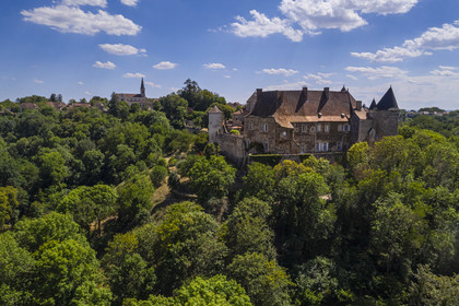 France, Allier (03), ancienne province du Bourbonnais, Chantelle, abbaye bénédictine Saint-Vincent et ancienne place forte appartenant à la famille de Bourbon, chemin de Saint-Jacques de Compostelle (vue aérienne)