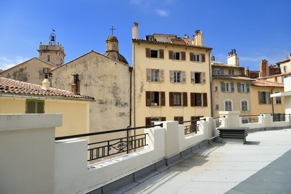 France, Var (83), Toulon, toits des anciennes halles municipales dans le style Art-déco transformées en halles gourmandes, la cathédrale Sainte-Marie-de-la-Seds en arrière plan
