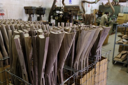 Italie, Lombardie, province de Brescia, Gardone Val Trompia, fabriquant d’armes historiques à chargement par la bouche Davide Pedersoli & C, fabrication de la crosse