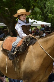 Argentine, province de Buenos Aires, San Antonio de Areco, fête du Jour de la Tradition (Dia de la Tradicion), très jeune gaucho à cheval défilant en habit traditionnel