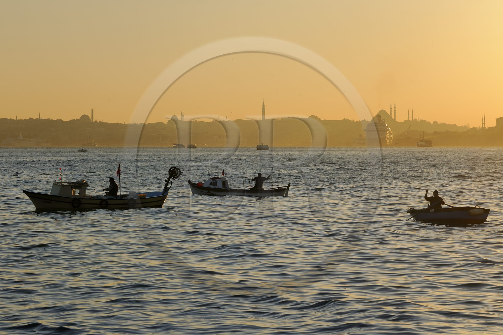 Turquie, Istanbul, bateaux de pêcheurs sur le Bosphore avec la Corne d'Or en arrière plan