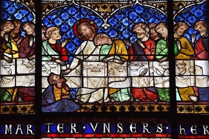 France, Bas-Rhin (67), Strasbourg, vieille ville classée au Patrimoine Mondial de l'UNESCO, la cathédrale Notre-Dame, les vitraux du bas coté sud de la nef datent du XIVe siècle et représentent les scènes de la vie du Christ et de la Vierge, la Passion du Christ, la Cène