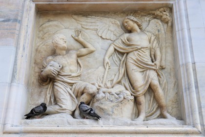 Italie, Lombardie, Milan, le Duomo, pigeons et détail de la facade de la cathédrale