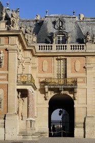 France, Yvelines (78), château de Versailles, classé Patrimoine Mondial de l'UNESCO, façade de la Cour Royale, arcade du Nord