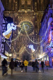 France, Bas-Rhin (67), Strasbourg, vieille ville classée Patrimoine Mondial de l'UNESCO, décorations de Noël, Rue Mercière et cathédrale Notre-Dame