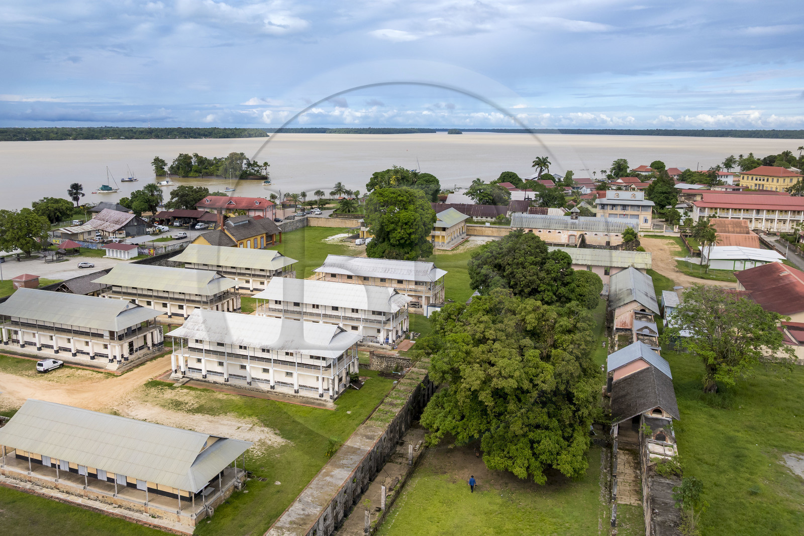France, Guyane, Saint-Laurent-du-Maroni, bagne ou Camp de la Transportation, en bordure du fleuve Maroni (vue aérienne)