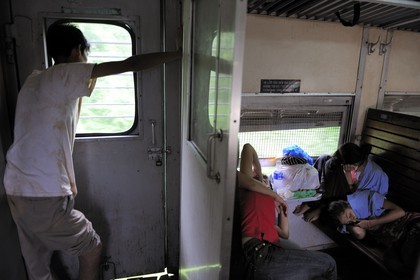 Vietnam, train de jour de Lao Cai à Hanoï, classe assis dur non climatisé