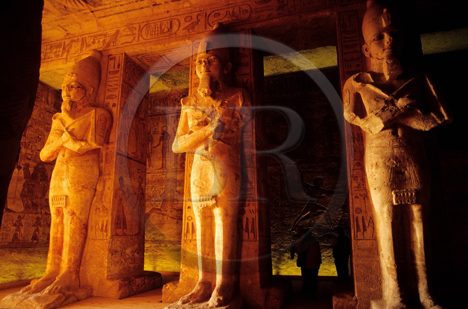 Egypte, Nubie, Abou Simbel, site classé Patrimoine Mondial de l' UNESCO, temple de Ramsès II, piliers osiriaques à l'effigie de Ramsès II soutenant le Pronaos (salle hypostyle)