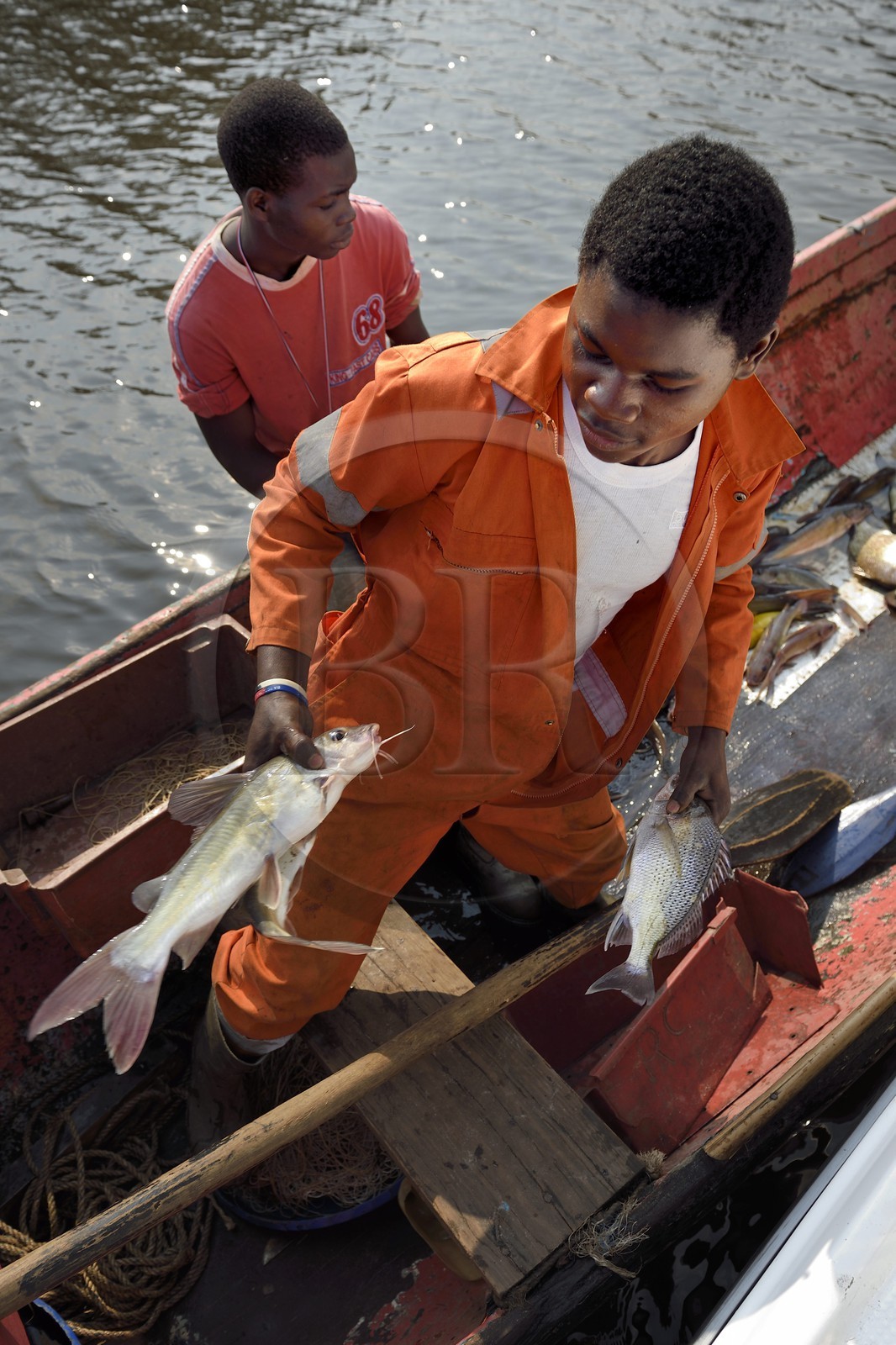 Gabon, province de Ogooué- Maritime, pêcheurs dans une pirogue sur un des bras de la rivière Ogooué