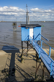 France, Loire-Atlantique (44), Estuaire de la Loire, Saint-Nazaire, cabanes de pêche traditionnelle au carrelet qui longent le boulevard Albert 1er