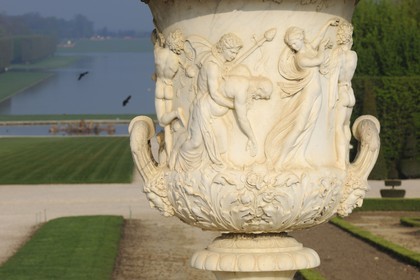 France, Yvelines (78), parc du château de Versailles, classé Patrimoine Mondial de l'UNESCO, vase Medicis du parc