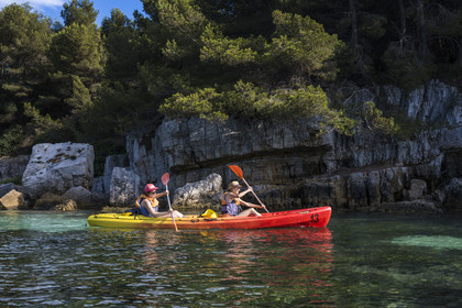 France, Alpes-Maritimes (06), Cannes, randonnée en kayak aux Iles de Lérins, en longeant la cote nord de l'Ile Sainte-Marguerite vers la Pointe du Vengeur