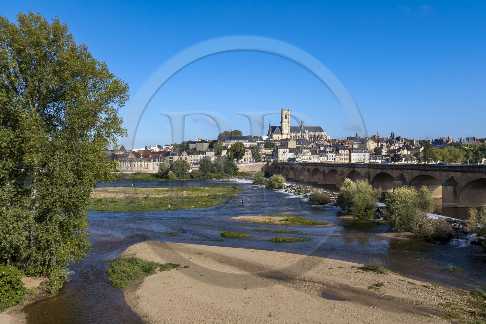 France, Nièvre (58), Nevers, la Loire en aval du Pont de la Loire et la cathédrale Saint-Cyr-et-Sainte-Julitte en arrière plan (vue aérienne)