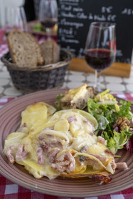 France, Côte-d'Or (21), Epoisses, tartiflette d'Epoisses