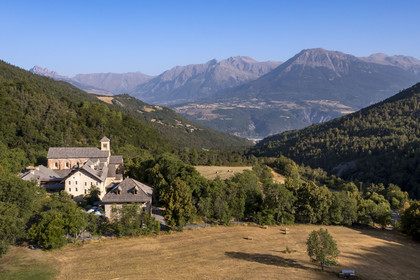 France, Hautes Alpes (05), Crots, abbaye Notre-Dame de Boscodon du XIIe siècle, le Lac de Serre-Ponçon en arrière plan (vue aérienne)