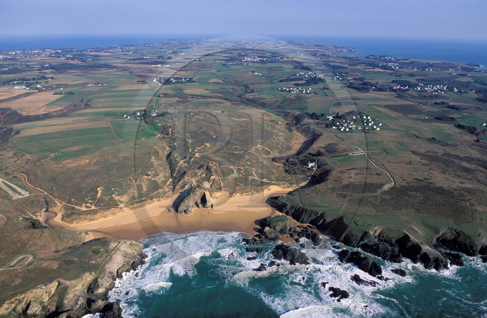 France, Morbihan (56), Belle-Île, côte sauvage, la plage de Port Donnant (vue aérienne)