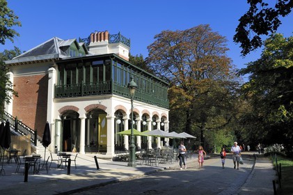 France, Paris (75), parc des Buttes Chaumont, restaurant qui fait face à la passerelle