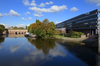 France, Bas Rhin (67), Strasbourg, quartier de la Petite France, le barrage Vauban et le Conseil Général du Bas-Rhin en premier plan