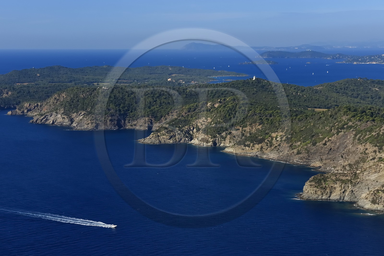 France, Var (83), Iles d'Hyères, parc national de Port Cros, la côte Sud Est de l'Ile de Porquerolles, la presqu'Ile de Giens et la rade de Toulon en arrière plan à droite (vue aérienne)