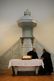 France, Bas-Rhin (67), Strasbourg, temple de la rue du Bouclier, répétition d'un pièce de théatre de Jean Pierre Schlagg où Calvin (Alain Moussay) disserte avec Castellion (Thomas Kempf)