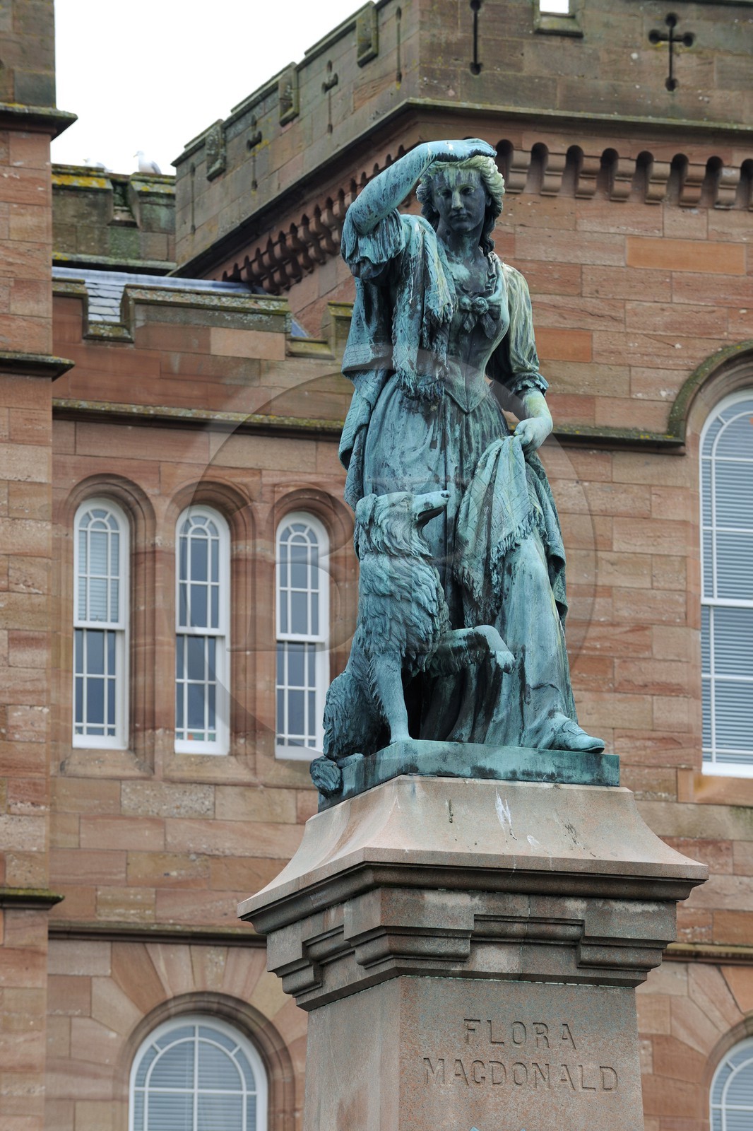 Royaume-Uni, Ecosse, région des Highlands, Inverness, la statue de Flora Mac Donald qui aida Bonnie Prince Charlie à échapper aux anglais Royaume-Uni, Ecosse, région des Highlands, Inverness, la statue de Flora Mac Donald qui aida Bonnie Prince Charlie à échapper aux anglais