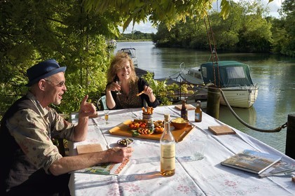France, Charente-Maritime, Saintonge, Saint Savinien, labeled stones and water villages, Au Quai des Fleurs bed and breakfast, Laurence and Steve welcome us in their garden overlooking the Charente river