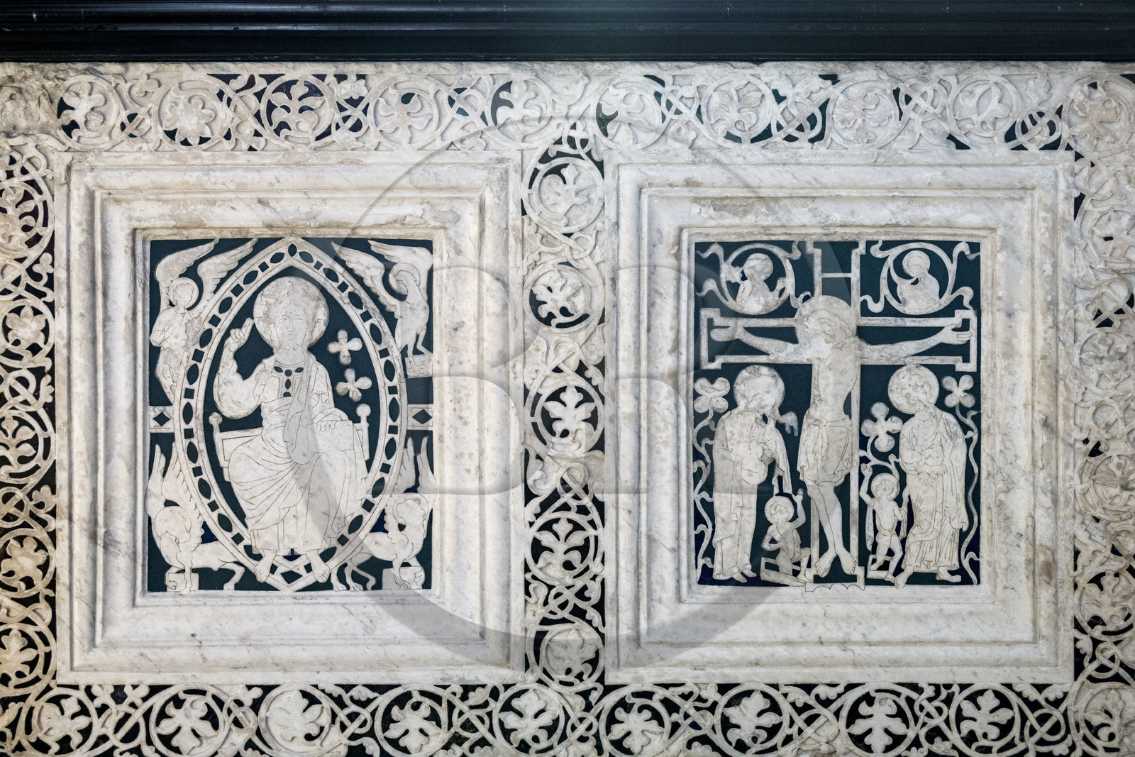 France, Hérault (34), Causses et les Cévennes, paysage culturel de l'agro-pastoralisme méditerranéen, classés Patrimoine Mondial de l'UNESCO, Saint-Guilhem-le-Désert, labellisé Les Plus Beaux Villages de France, l'abbaye de Gellone du IXème siècle, Autel du Sauveur ou de Saint Guilhem (du XIIème siècle voir plus ancien) en marbre blanc et calcaire noir dans l'église abbatiale