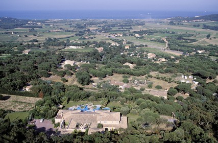 France, Var (83), Saint-Tropez, luxueuses villas de Ramatuelle, ancienne villa du chanteur Johnny Hallyday (vue aérienne)