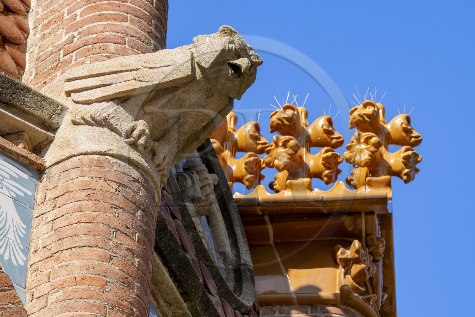 Espagne, Catalogne, Barcelone, quartier d'El Guinardo, ancien Hospital de la Santa Creu i de Sant Pau classé Patrimoine Mondial de l'UNESCO, de style moderniste par l'architecte Domenech i Montaner, aujourd'hui un musée et un centre culturel, détail de la décoration d'un des pavillons