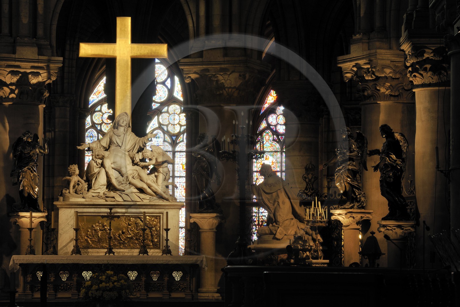France, Paris (75), île de la Cité, la cathédrale Notre-Dame, le choeur, Pietà de Nicolas Coustou crée en 1723 et Louis XIII par Guillaume Coustou