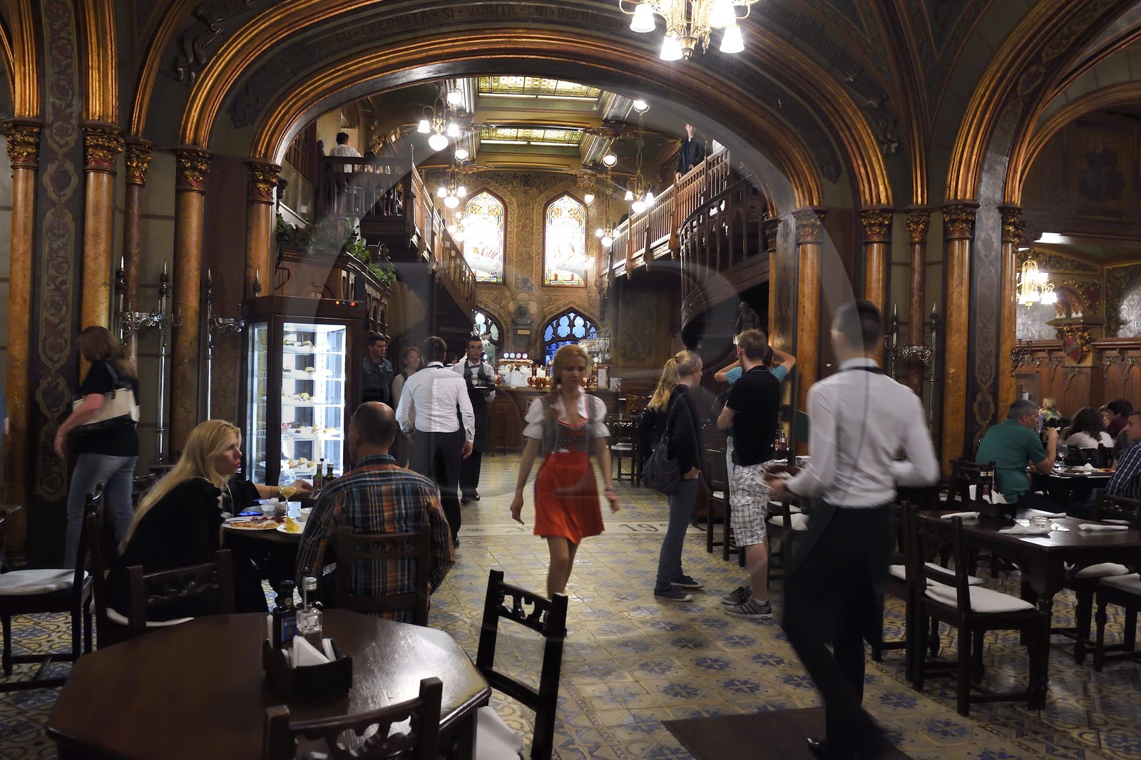 Roumanie, Bucharest, centre historique, la célèbre brasserie Caru cu bere créée en 1899 dans le quartier Lipscani Roumanie, Bucharest, centre historique, la célèbre brasserie Caru cu bere créée en 1899 dans le quartier Lipscani