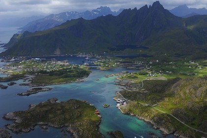 Norvège, Nordland, Iles Lofoten, Ile de Vestvagoy, port de Ballstad (vue aérienne)