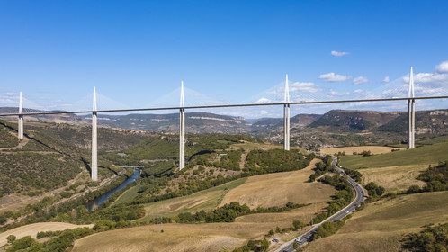 France, Aveyron (12), parc naturel régional des Grands Causses, Millau, le viaduc de Millau des architectes Michel Virlogeux et Norman Foster, entre le Causse du Larzac et le Causse de Sauveterre au dessus du Tarn (vue aérienne)