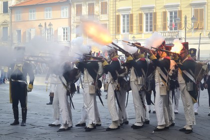 Italy, Liguria, Sarzana, Piazza Matteotti, Napoleon Festival, french soldiers of the Grande Armée of the Irish Legion regiment firing at the austrian enemy