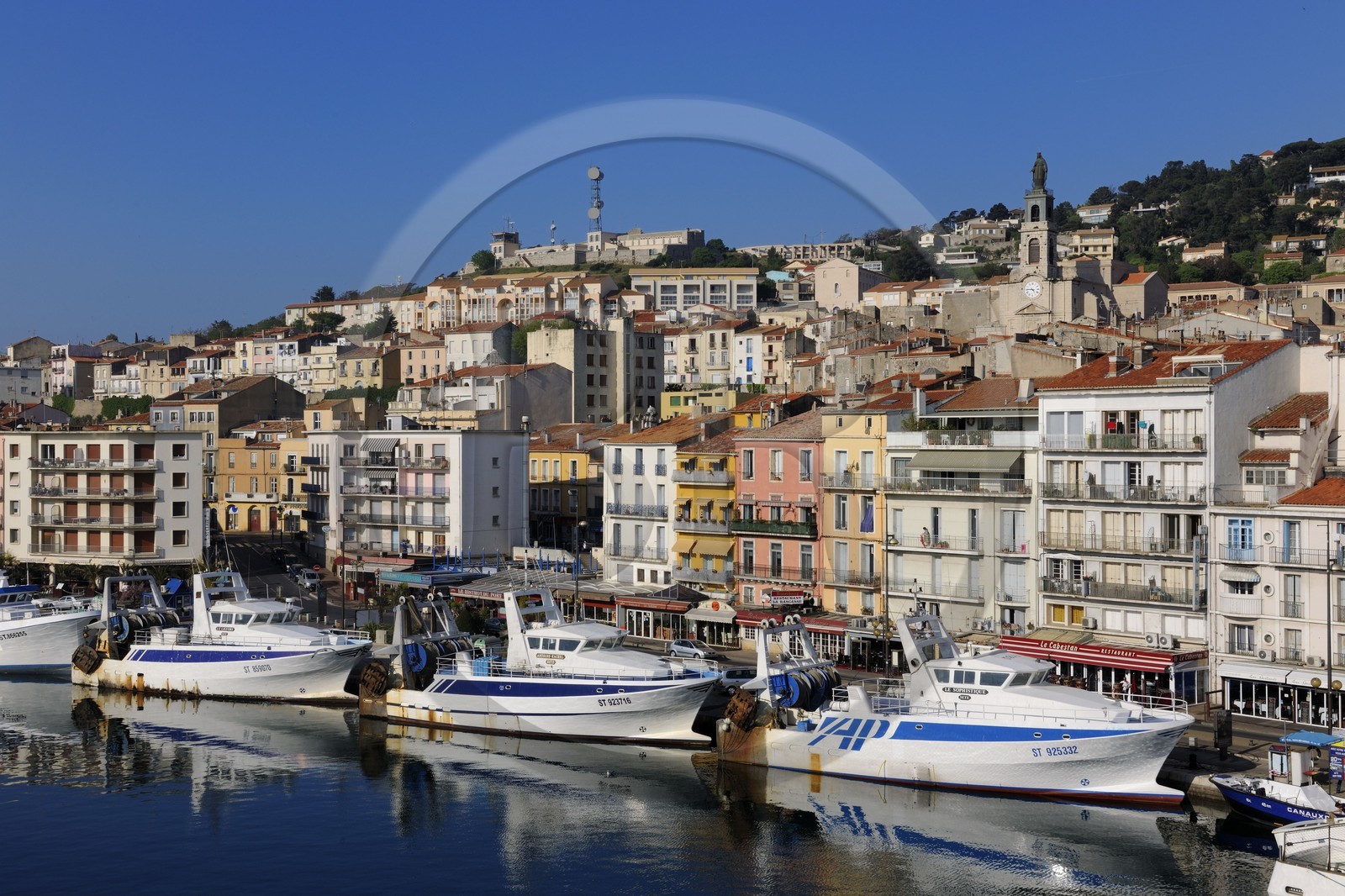 France, Hérault (34), Sète, canal Royal, thonier à quai au pied du Mont Saint-Clair et de l’église décanale saint Louis