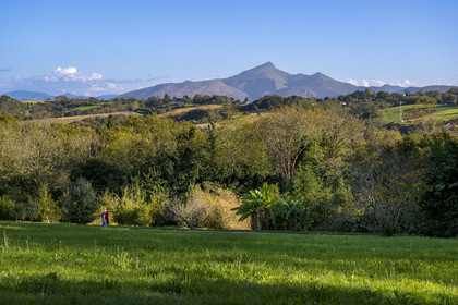France, Pyrénées-Atlantiques (64), la côte du Pays-Basque, Hendaye, la montagne de La Rhune vue depuis le jardin du chateau d'Abbadia