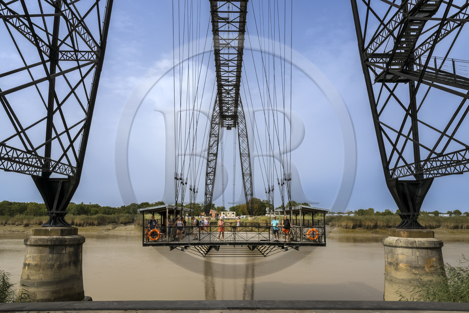 France, Charente-Maritime (17),  Rochefort, le pont transbordeur de Rochefort (ou Martrou) construit par Ferdinand Arnodin en 1900, la nacelle est en translation au dessus du fleuve Charente