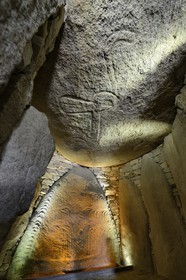 France, Morbihan (56), Golfe du Morbihan, Locmariaquer, le cairn de la Table des Marchands, dalle gravée d’une hache emmanchée