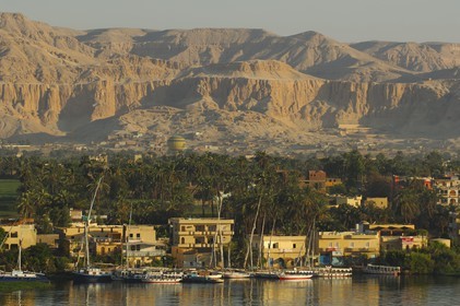 Egypte, Haute Egypte, vallée du Nil, Louxor, la rive ouest dominée par la montagne thébaine et le Nil