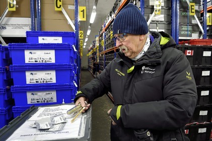 Norvège, Svalbard, Spitzberg, Longyearbyen, la Réserve mondiale de semences du Svalbard (banque de graines du Global Seed Vault), salle de stockage des semences artificiellement maintenue à -18°C, près de 900000 échantillons ont été déposés, provenant de 200 pays d'origine et de 73 instituts déposants, Roland von Bothmer présente les nouveaux moyens de stockage des semences en sachet aluminium sous vide et les anciens en tube de verre