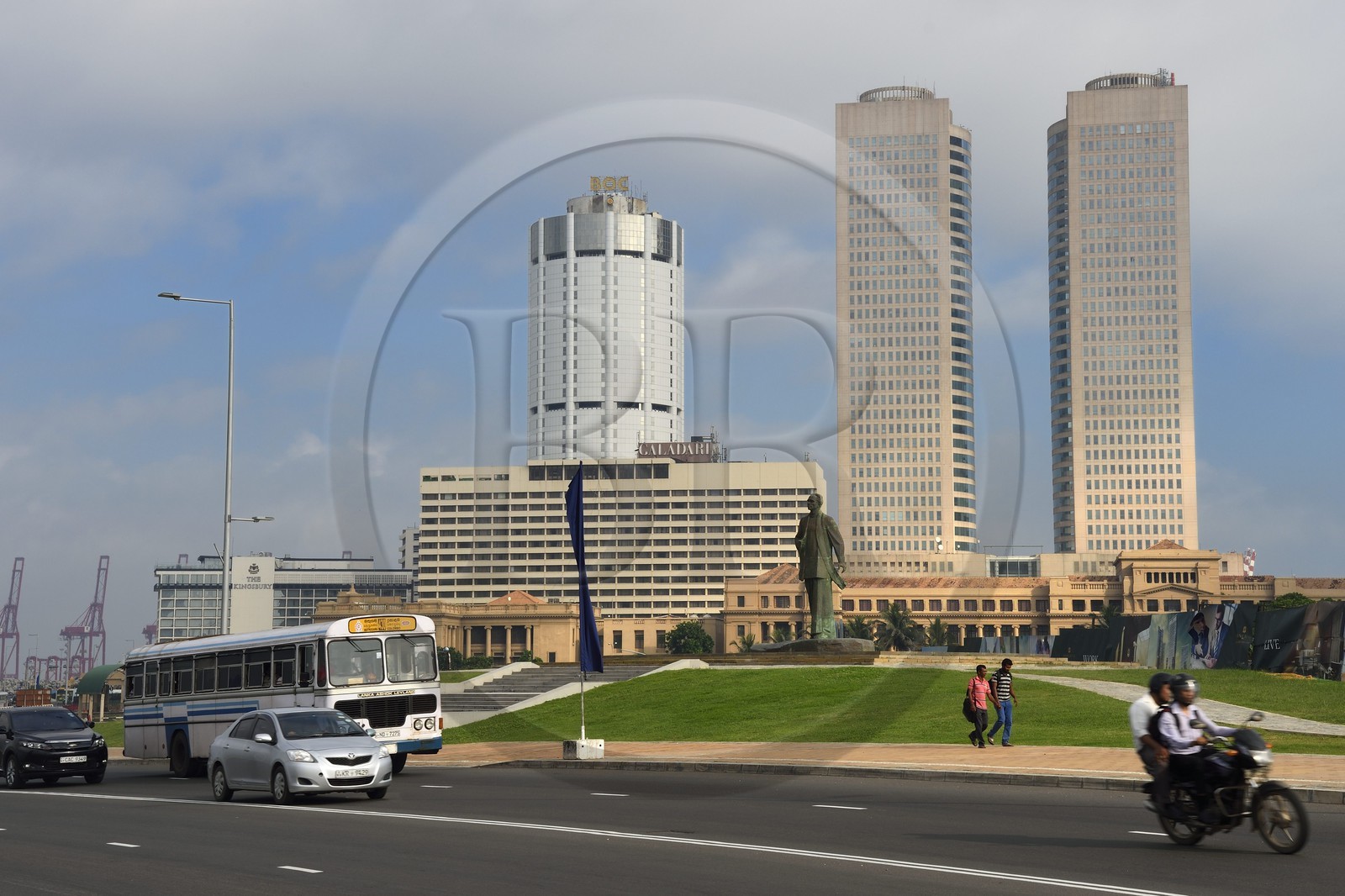 Sri Lanka, province de l'ouest, district de Colombo, Colombo, le World Trade Center dans le quartier du fort surplombant les anciens batiments du Parlement et la statue du premier premier ministre après l'indépendance