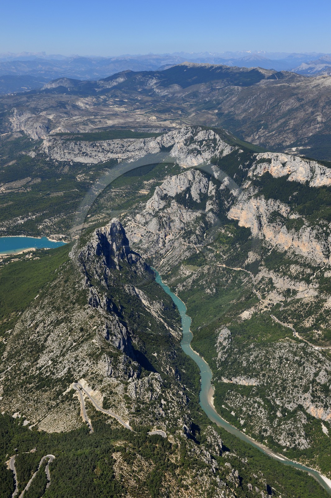 Var (83) rive gauche et Alpes-de-Haute-Provence (04) rive droite, Parc Naturel Régional du Verdon, les Gorges du Verdon qui débouchent sur le lac de Sainte Croix, la chaîne des Alpes en arrière plan (vue aérienne)