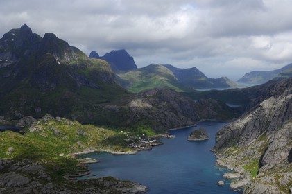 Norvège, Nordland, Iles Lofoten, Ile de Flakstad, village et port de Nussfjord (vue aérienne)