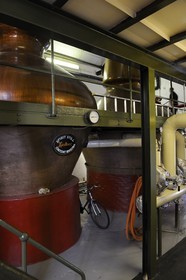 Royaume-Uni, Ecosse, Hébrides intérieures, Ile de Islay, Port Ellen, distillerie de whisky ArdbegPark, distillation du wash dans des alambics en cuivre Pot-stills