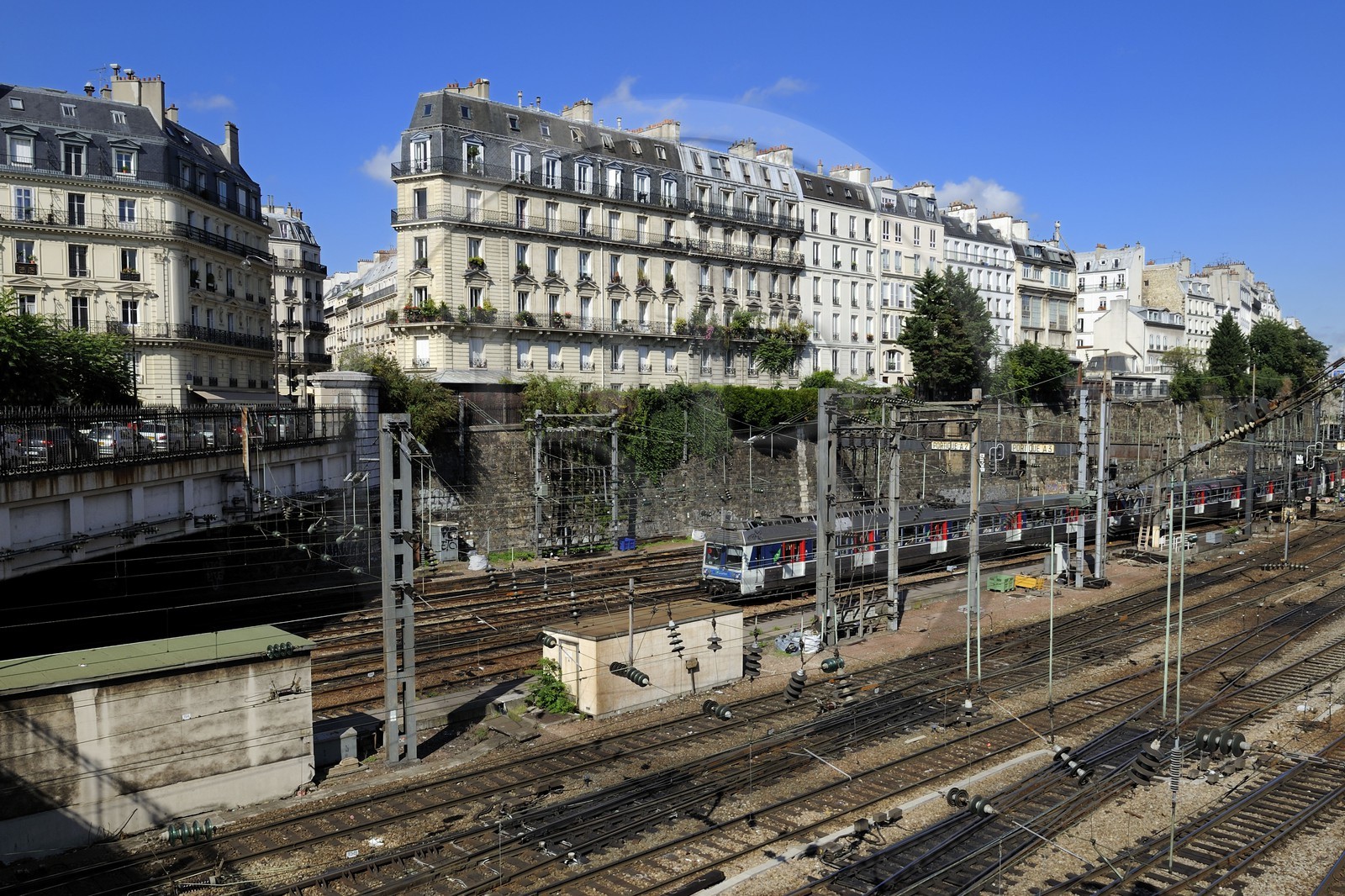 France, Paris (75), immeubles haussmanniens en bordure des lignes de chemins de fer de la gare Saint-Lazare vue de la place de l'Europe