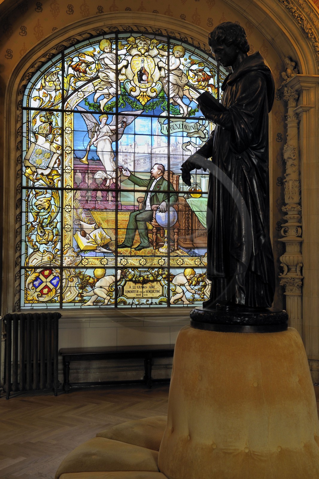 France, Seine-Maritime (76), Pays de Caux, Côte d'Albâtre, Fécamp, Palais Bénédictine de style Néogothique et Néo-renaissance, vitrail représentant Alexandre Le Grand ayant commercialisé la liqueur Bénédictine dans la salle du dôme