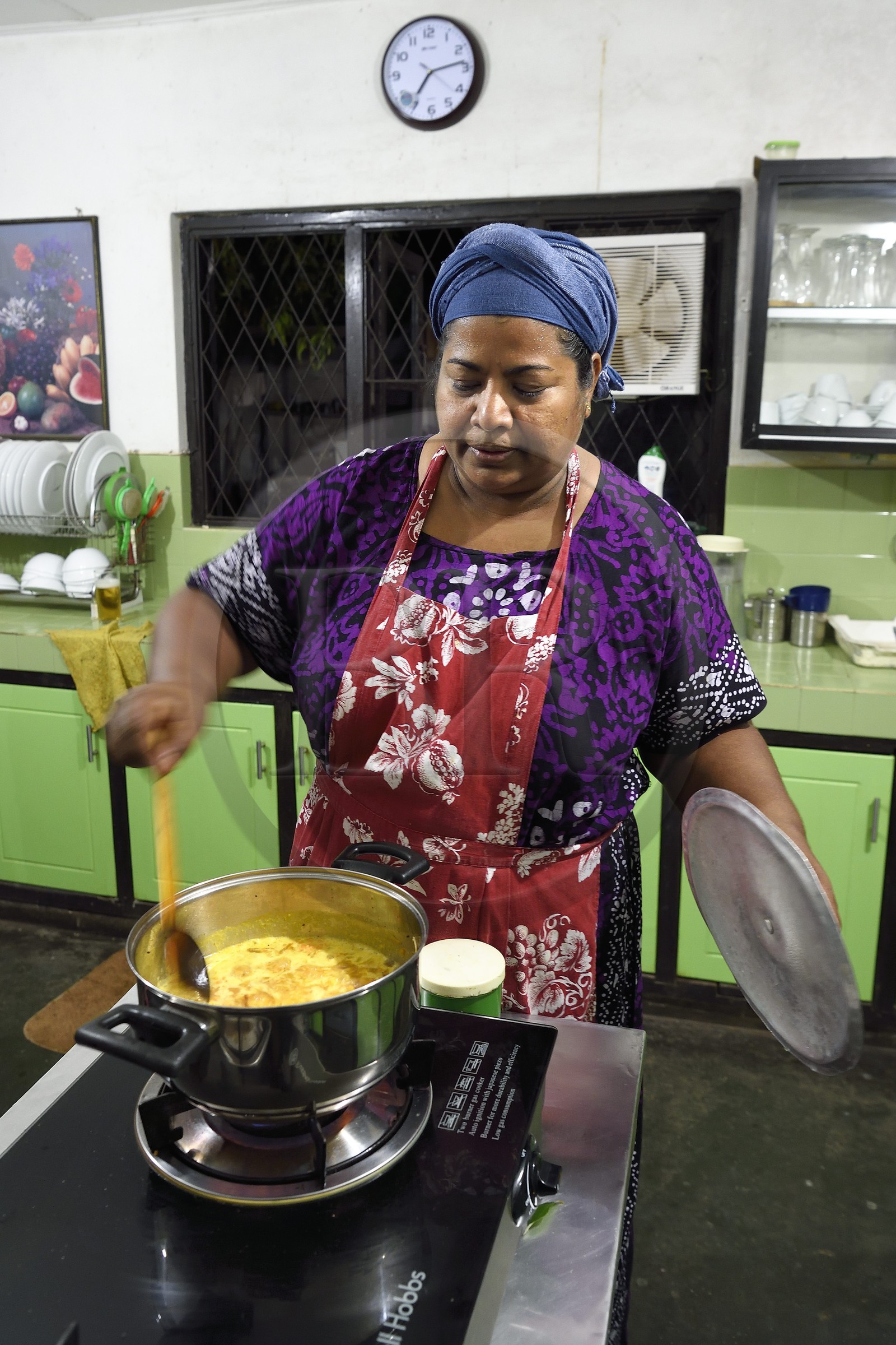 Sri Lanka, province du Centre-Nord, Polonnaruwa, Devi Tourist Home, préparation du curry dans la cuisine Sri Lanka, province du Centre-Nord, Polonnaruwa, Devi Tourist Home, préparation du curry dans la cuisine