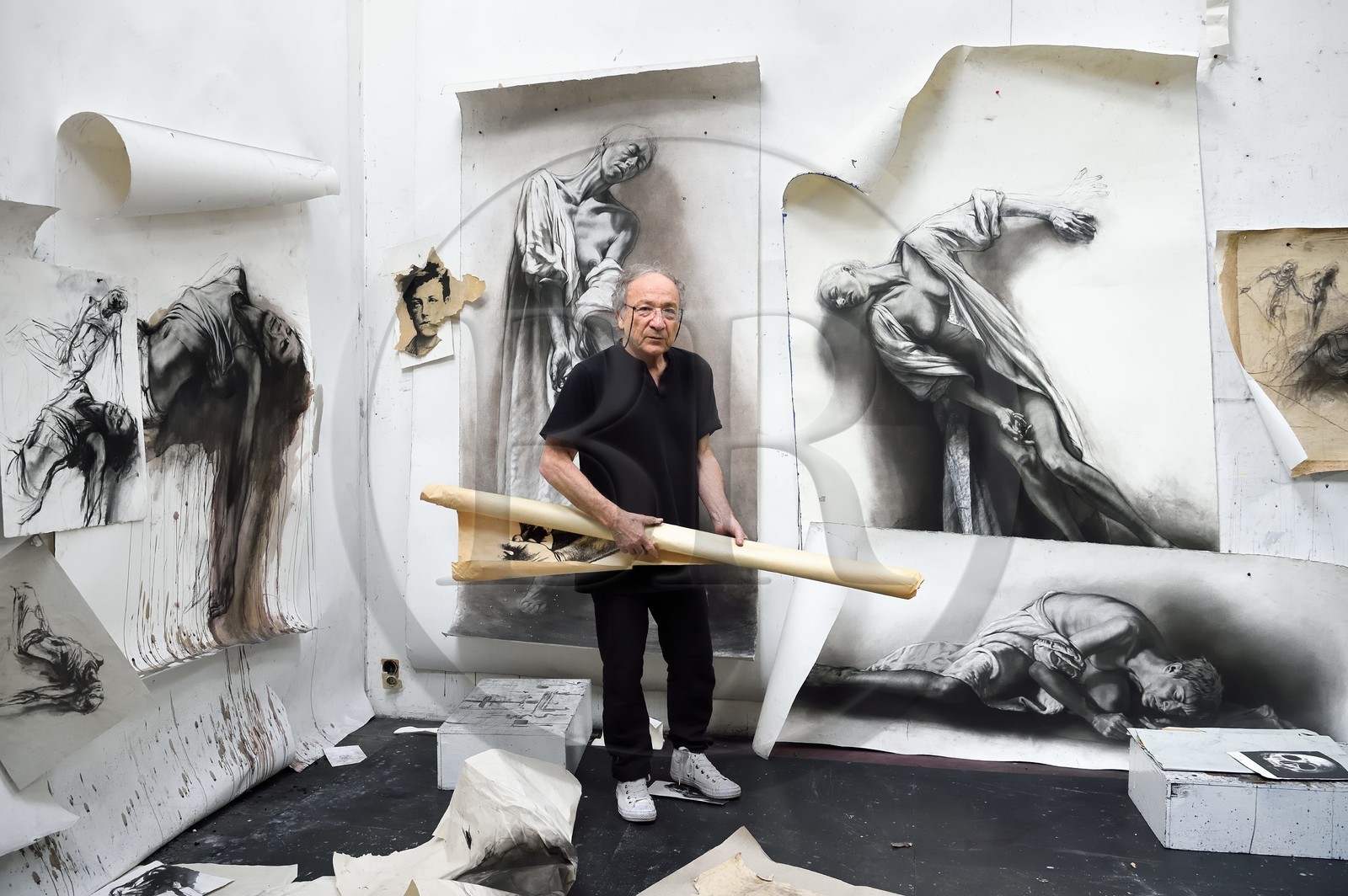 France, Ivry-sur-Seine (94), l'artiste plasticien Ernest Pignon-Ernest dans son atelier